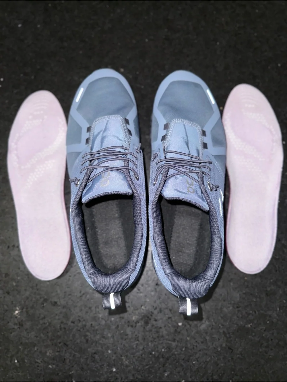 ON CLOUD 5 WATERPROOF ATHLETIC SNEAKERS METAL/NAVY BLUE WORN A FEW HOURS SZ 10